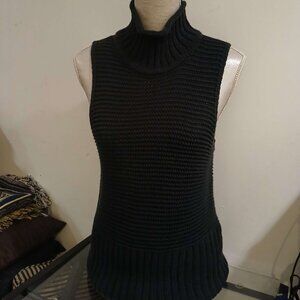 Sleeveless Turtleneck Black Garment